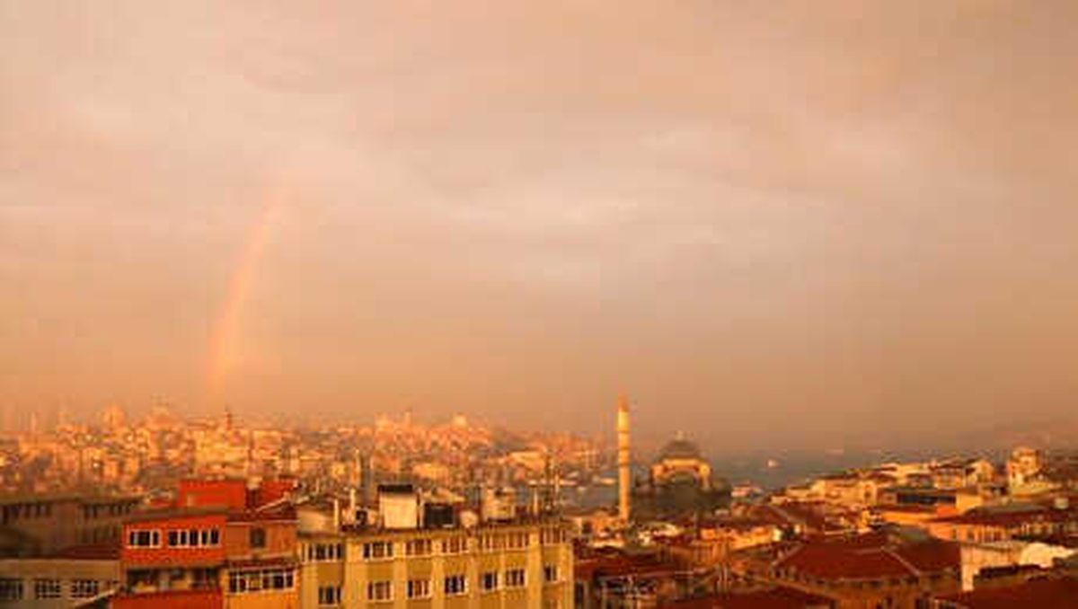 İstanbul\'da Gökkuşağı Eşliğinde Muhteşem Gün Batımı