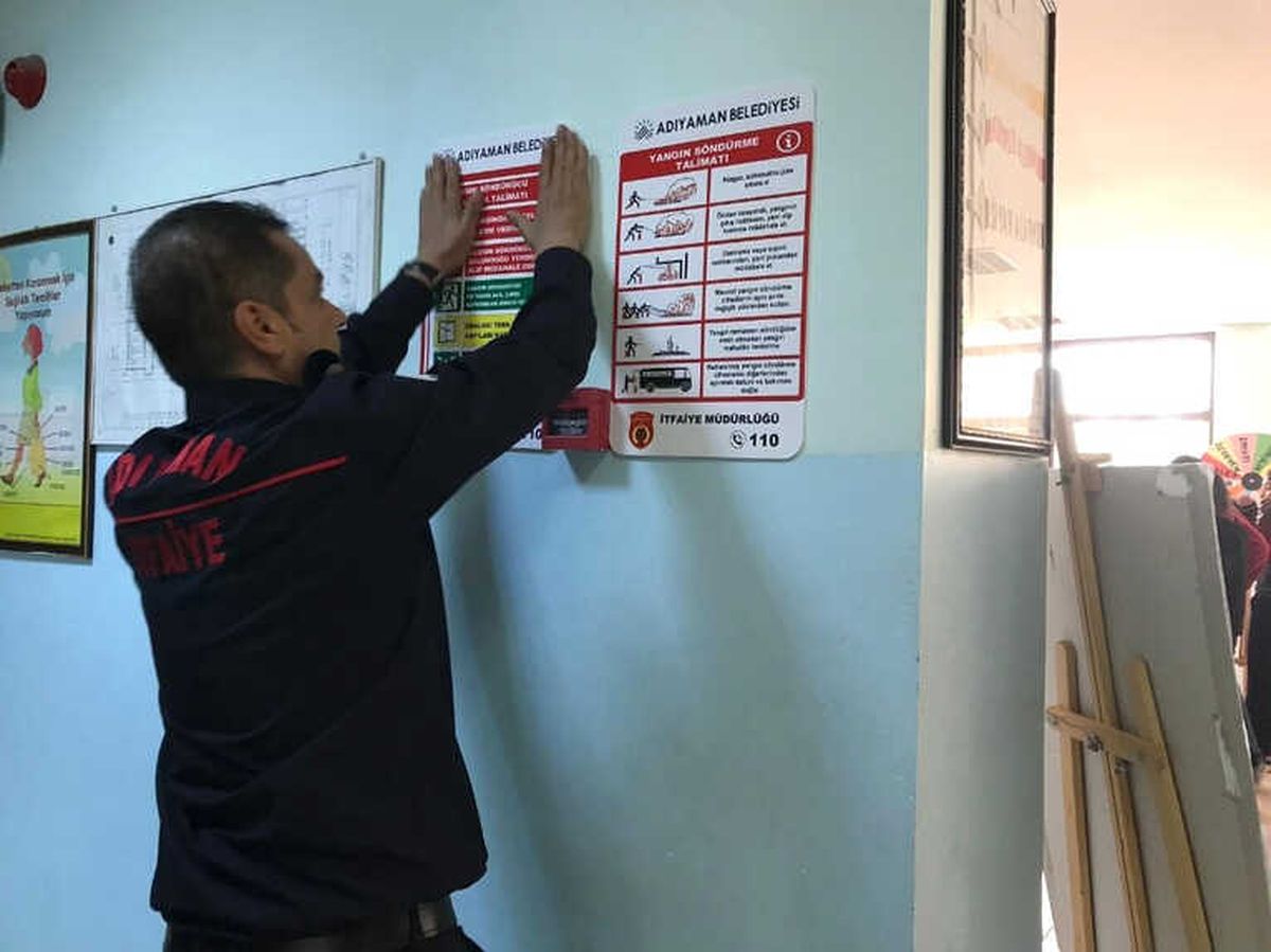 İtfaiye Ekipleri Okullara Yangın ile İlgili Panolar Asıyor