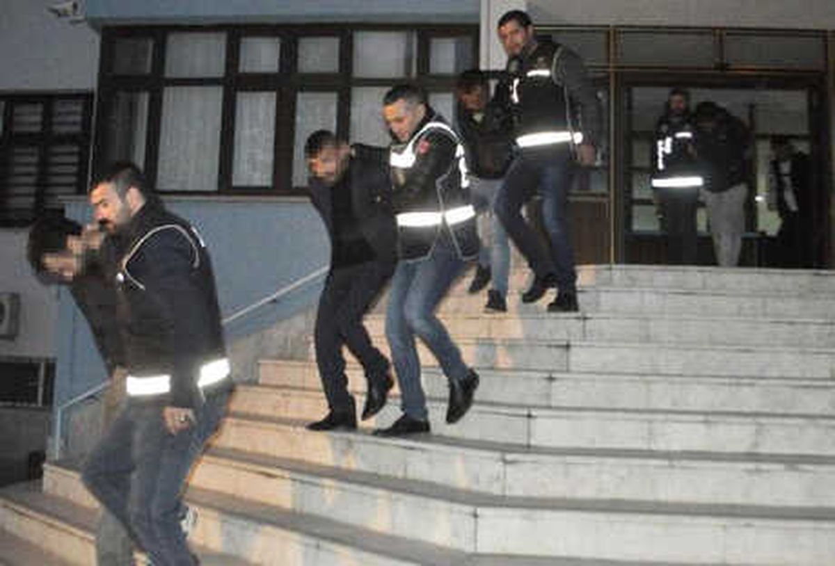 İzmir\'de İş Adamlarını Tehdit Eden Suç Örgütüne Operasyon