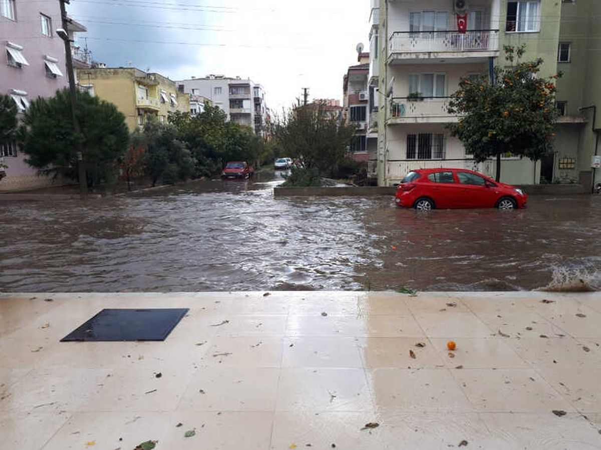 İzmir\'in Doğu İlçelerini Sağanak Vurdu