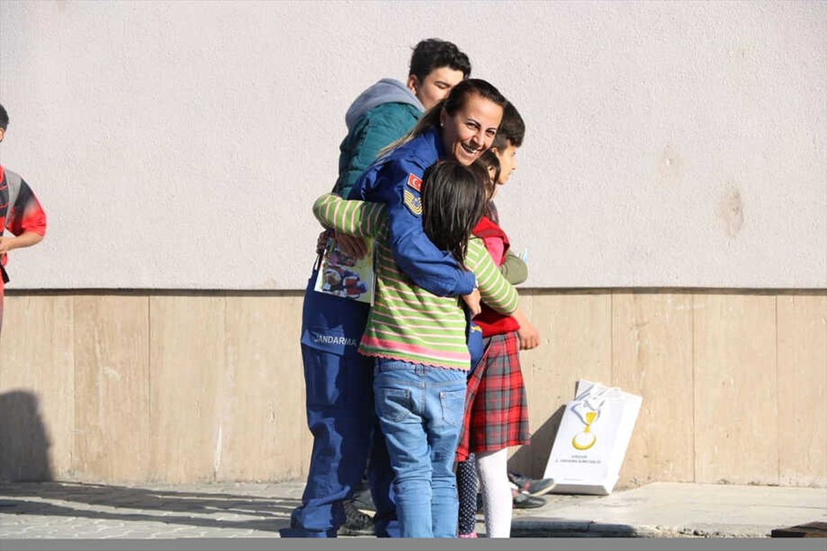 Jandarma\'dan Köy Okullarındaki Çocuklara Ziyaret