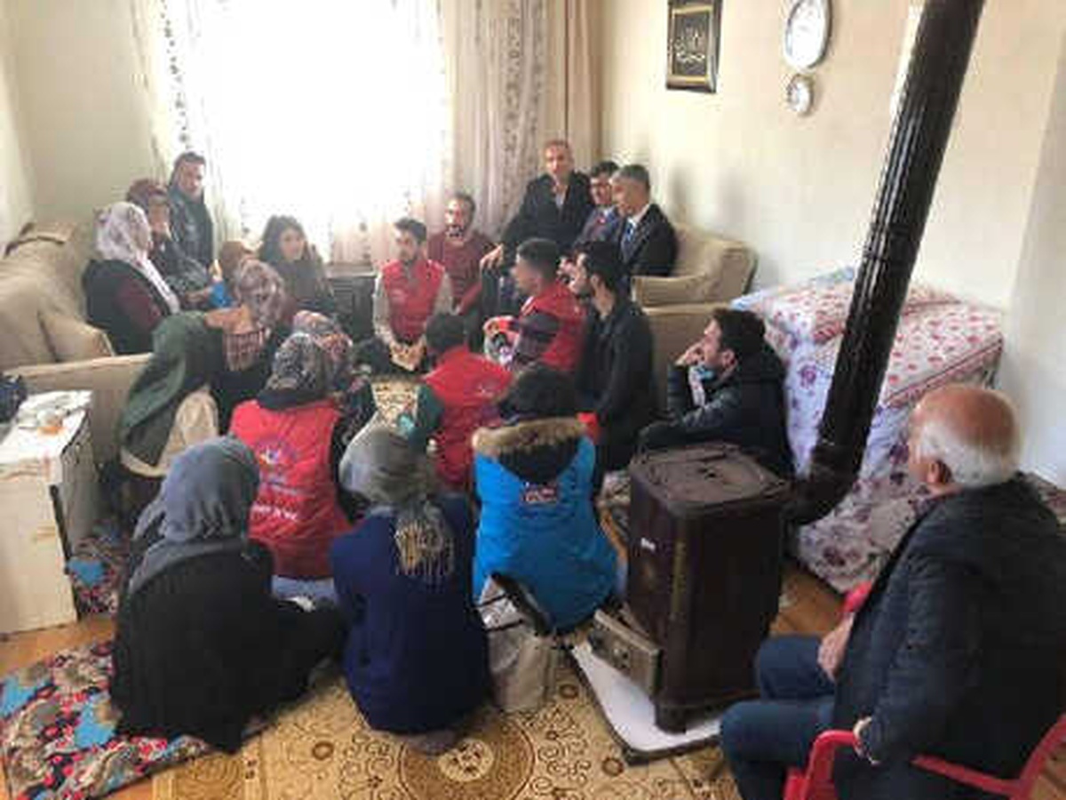 Kayserili Gençler, Afife Teyzeyi Ziyaret Ederek, \'Sefiller\'i\' Tartıştı