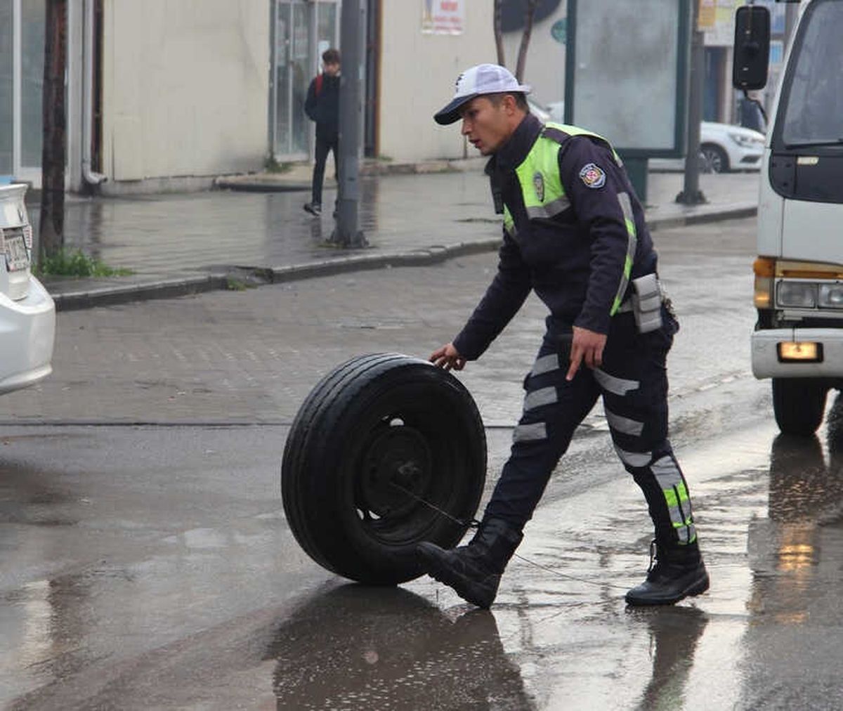 Köy Minibüsünün Römorkundan Fırlayan Tekerlek Korku Saçtı