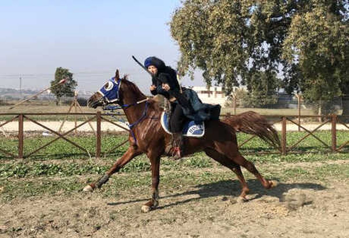 Melike, At Üzerinde Ok Atmayı Öğretiyor