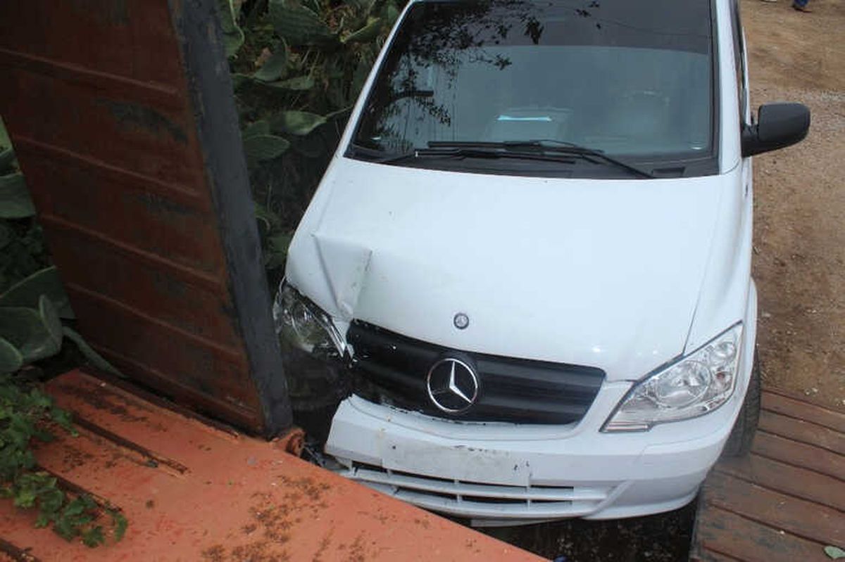 Minibüs Tır Dorsesine Çarptı: 2 Çocuk Yaralı
