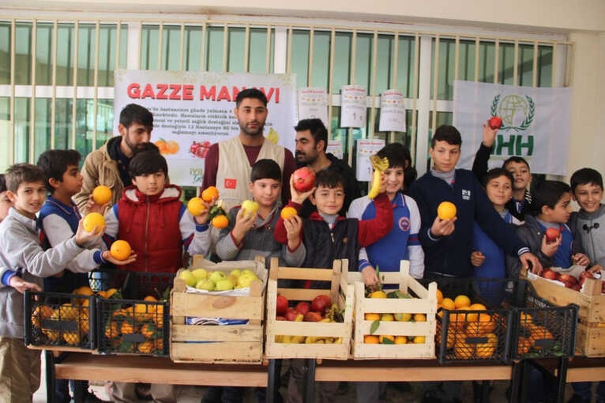 Minik Öğrenciler Gazze\'ye Meyve Yardım Gönderiyor