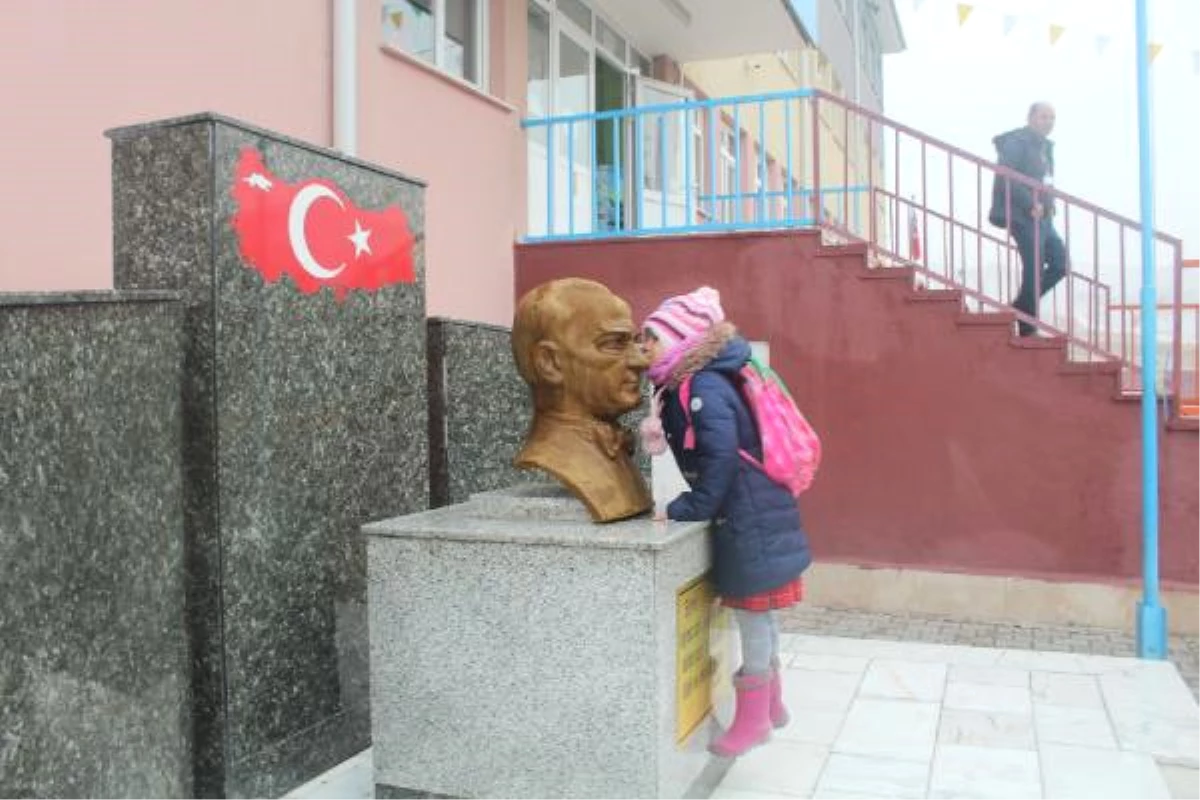 Kız Çocuğunun, Atatürk Büstünü Öpüp Derse Girdiğini Gören İdareciler, Duygu Dolu Anlar Yaşadı