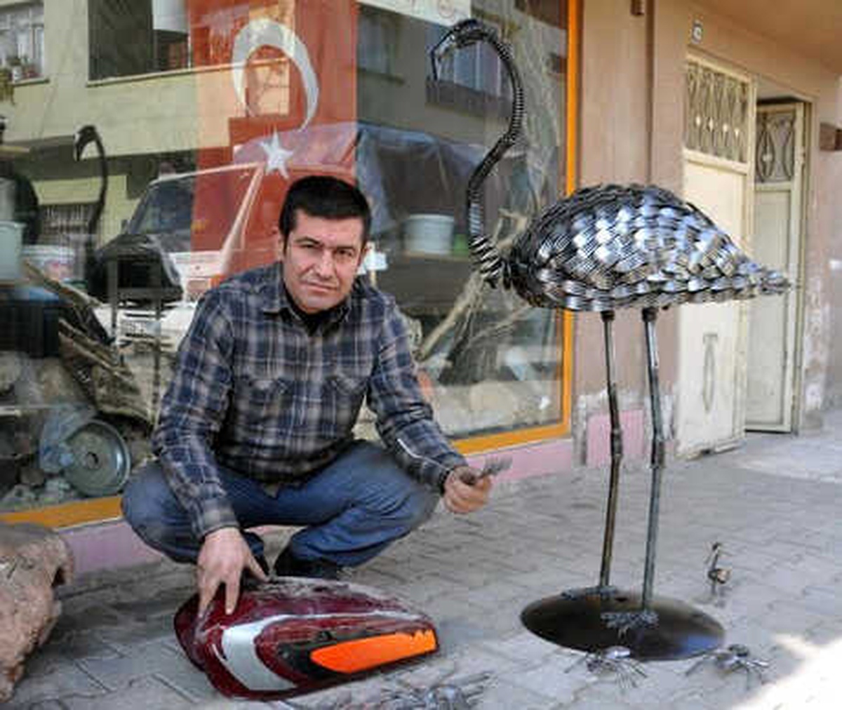 Motosiklet Yakıt Deposu ve Çatal ile Flamingo Heykeli