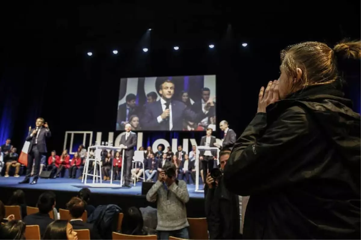 Öğrencilerden Macron ve Michel\'e Protesto