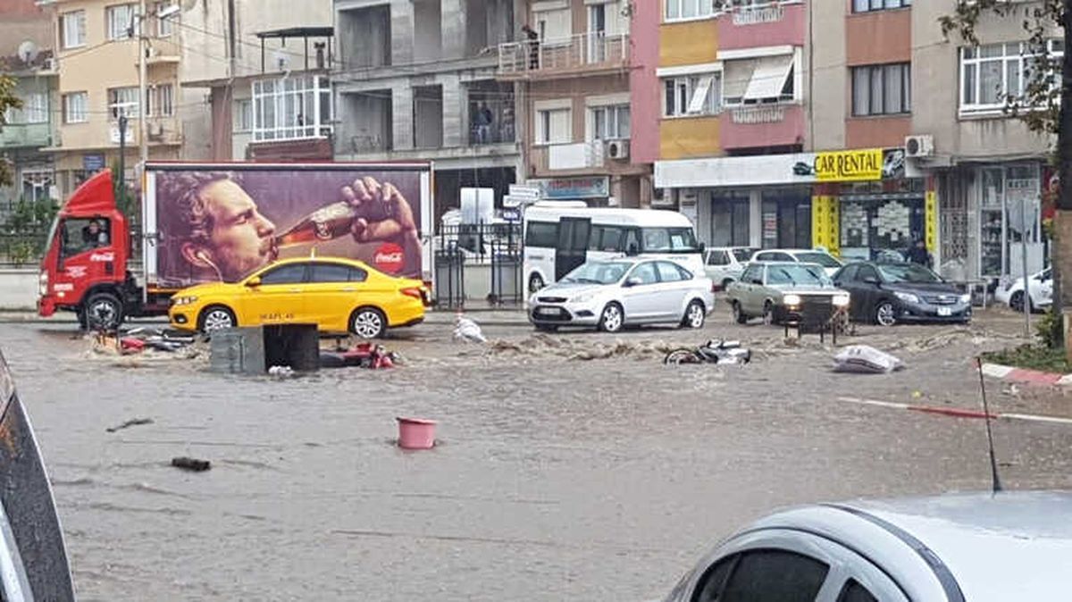 Sağanak Yağış Dakikalar İçerisinde İzmir\'in Doğu İlçelerini Vurdu