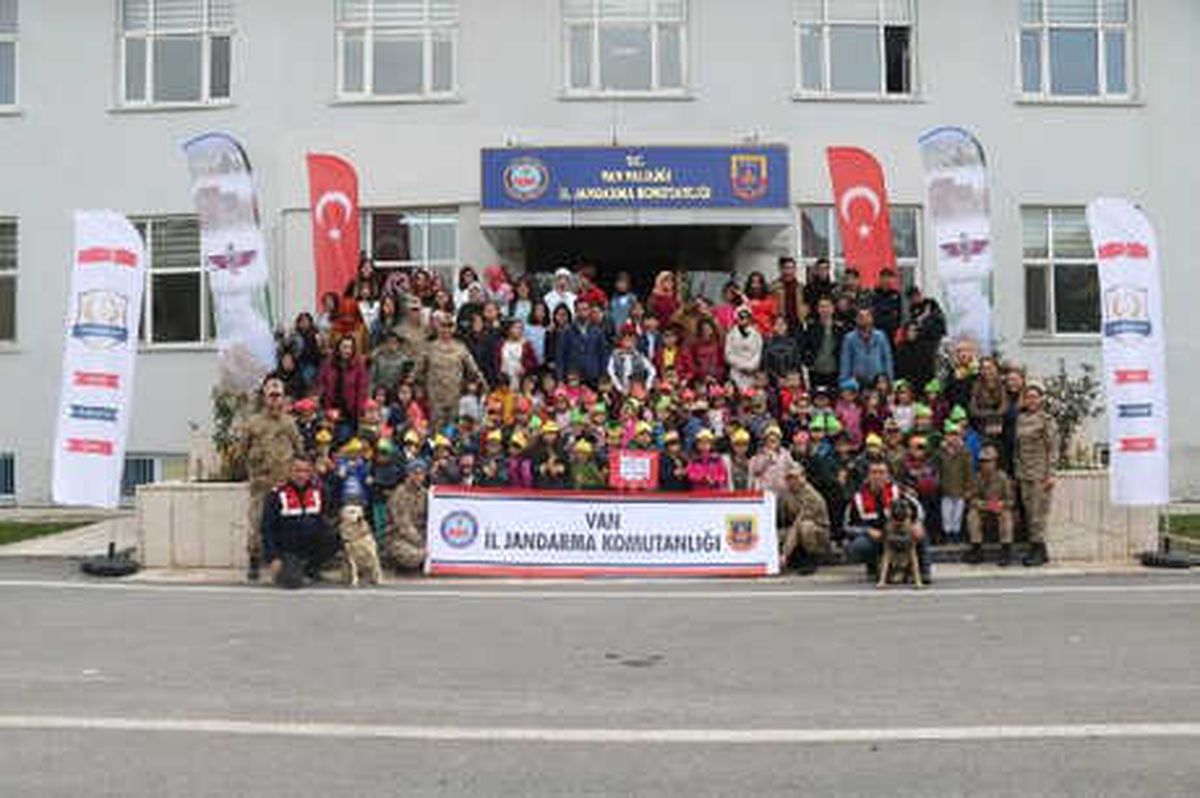 Sevgi Evlerinde Kalan Öğrencilere, Jandarma Sevgisi