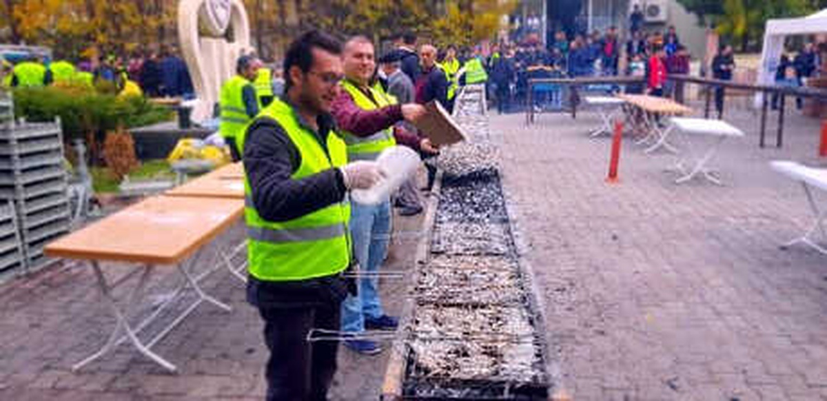 Siirt\'te İlk Defa Düzenlenen \'Hamsi Festivali\'nde 20 Ton Hamsi 2 Saatte Tükendi