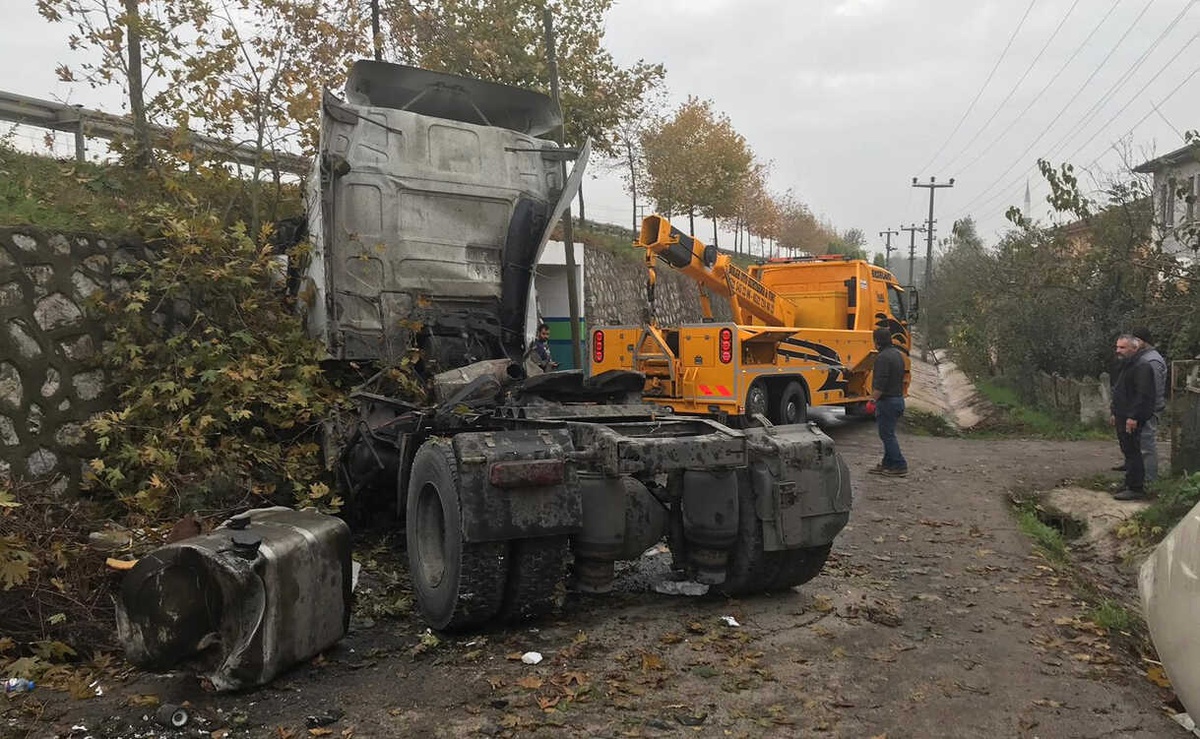 Takla Atıp Ters Dönen Tanker Sedaş\'ı Alarma Geçirdi