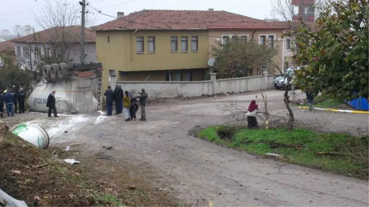 Tanker Duvardan Uçarak Devrildi, Çevredekiler Yakacak Odun Peşine Düştü