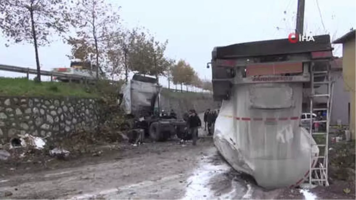 Tanker Duvardan Uçarak Devrildi, Çevredekiler Yakacak Odun Peşine Düştü