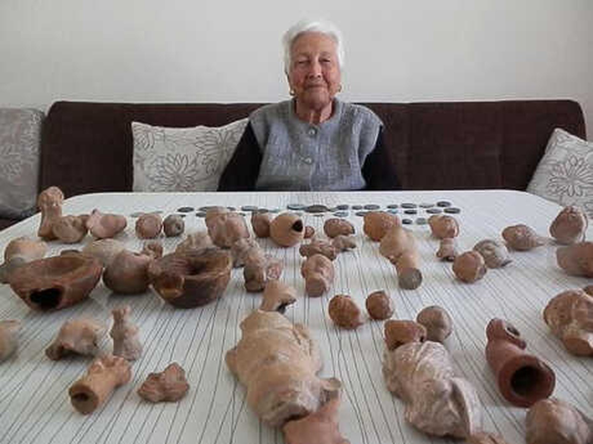 Tarlasında Bulduğu Tarihi Eserleri Müze Yetkililerine Teslim Etti