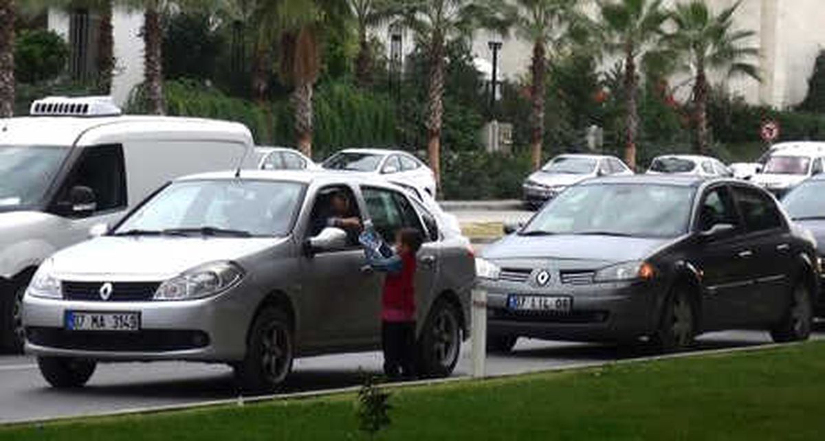 Trafik Işıklarında Kadın ve Çocukları Dilendirdiler