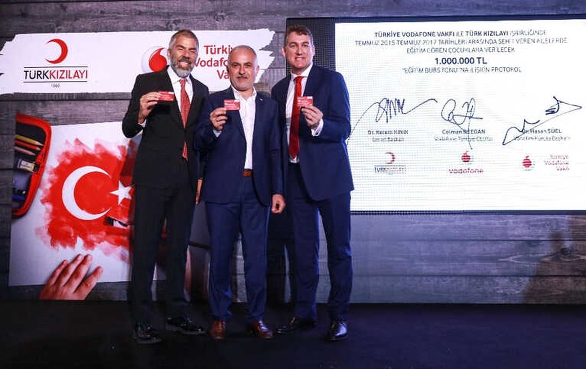 Türkiye Vodafone Vakfı ve Türk Kızılay\'dan Şehit Çocuklarına 1 Milyon TL\'lik Eğitim Bursu