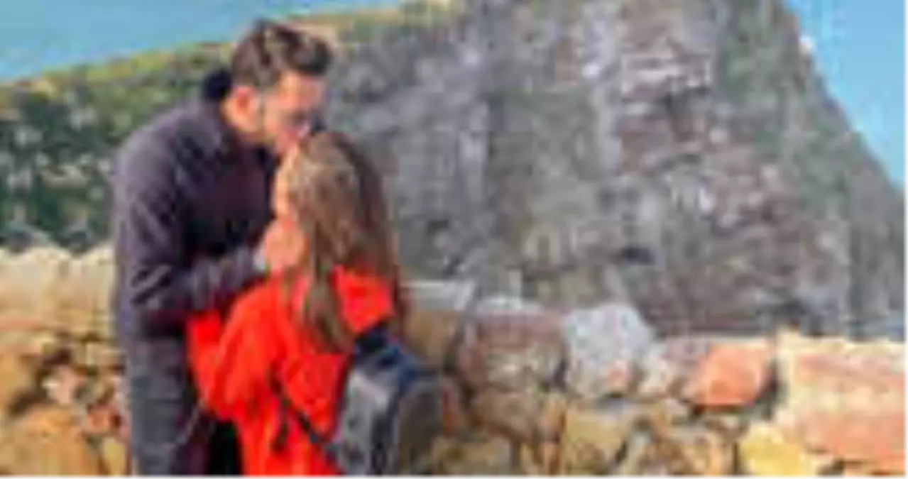 Ünlü Futbolcu Hakan Çalhanoğlu Boşanmak Üzere Olduğu Eşiyle Barıştı