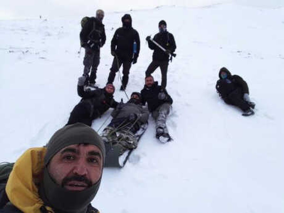 Zirvede Rahatsızlanan Dağcıyı Arkadaşları İndirdi