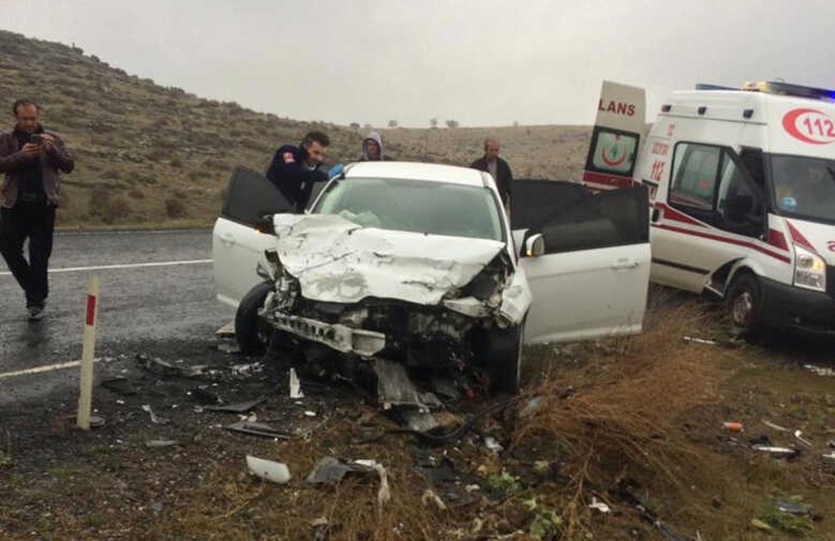 2 Otomobil Kafa Kafaya Çarpıştı: 4 Yaralı