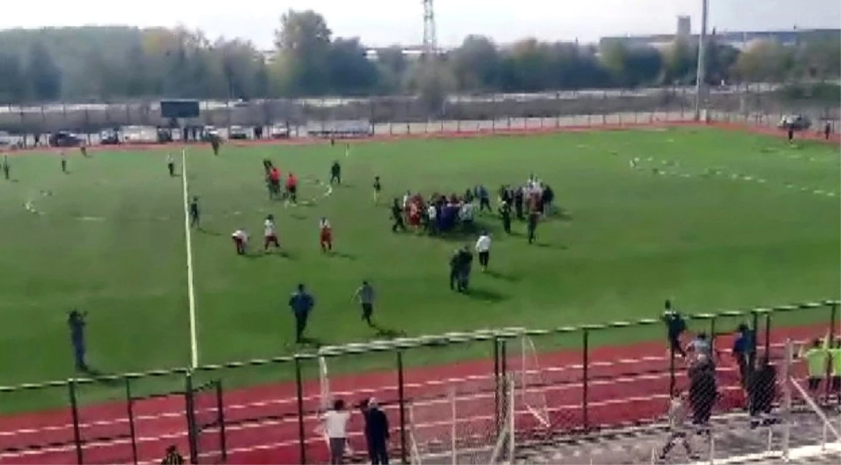 Amatör Maçta Kavga Çıktı, 11 Futbolcu Kırmızı Kart Gördü