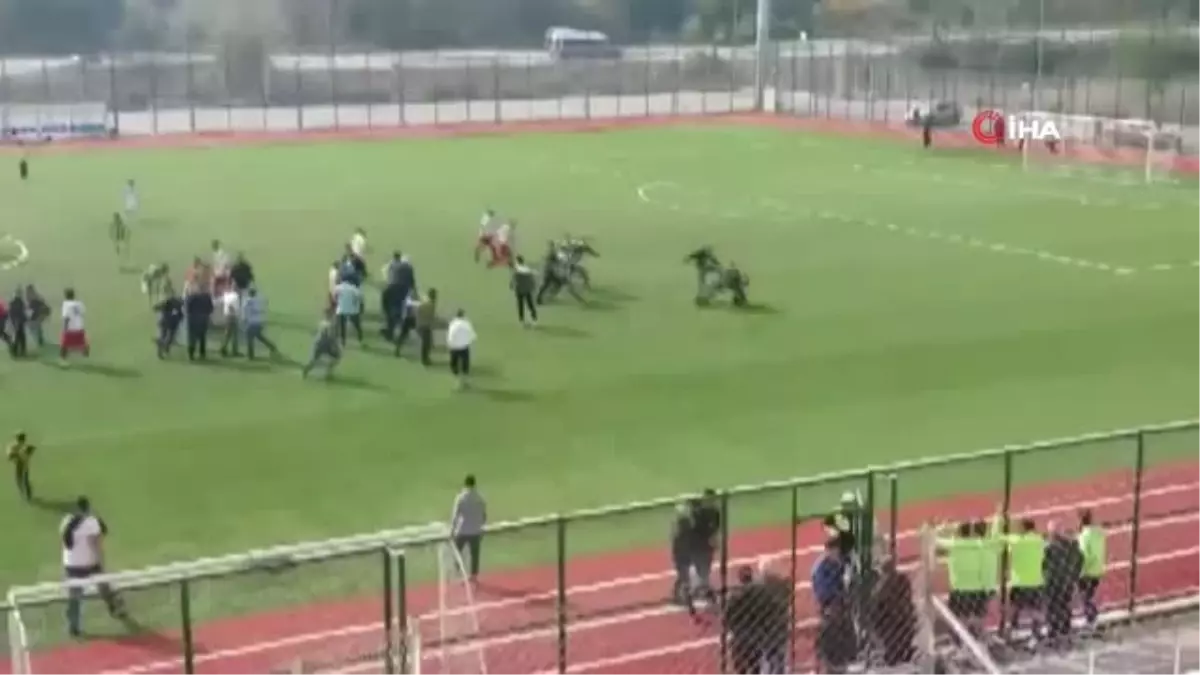 Amatör Maçta Kavga Çıktı, 11 Futbolcu Kırmızı Kart Gördü