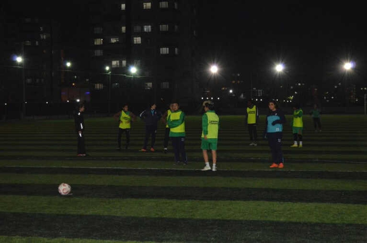 Amed Sportifli Kadın Futbolcular Sıkı Çalışıyor