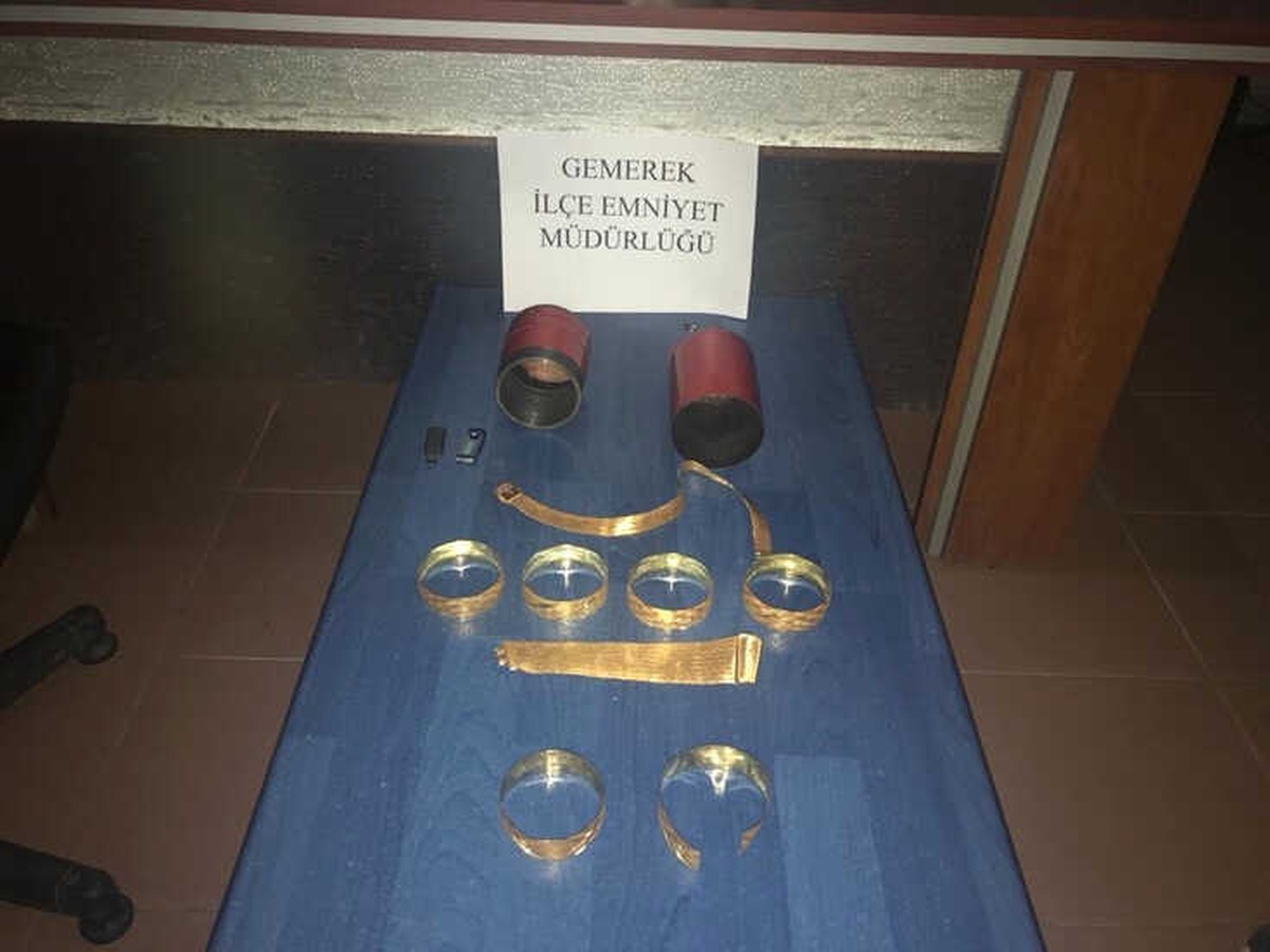 Ayarı Düşük Altınları Yangın Tüpünde Saklamışlar