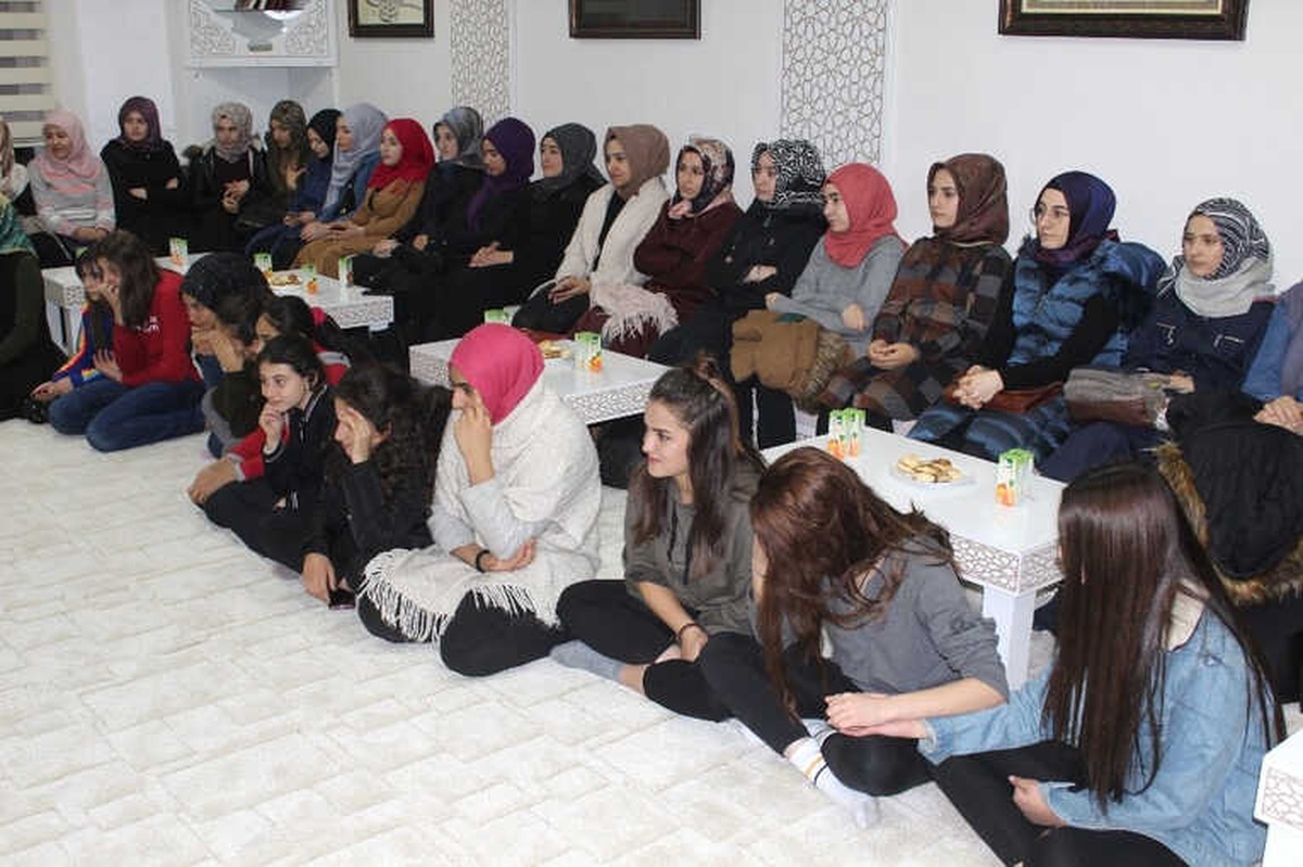 Bakan Müşaviri Ali Özdemir Erzincan\'da Gençlerle Buluştu