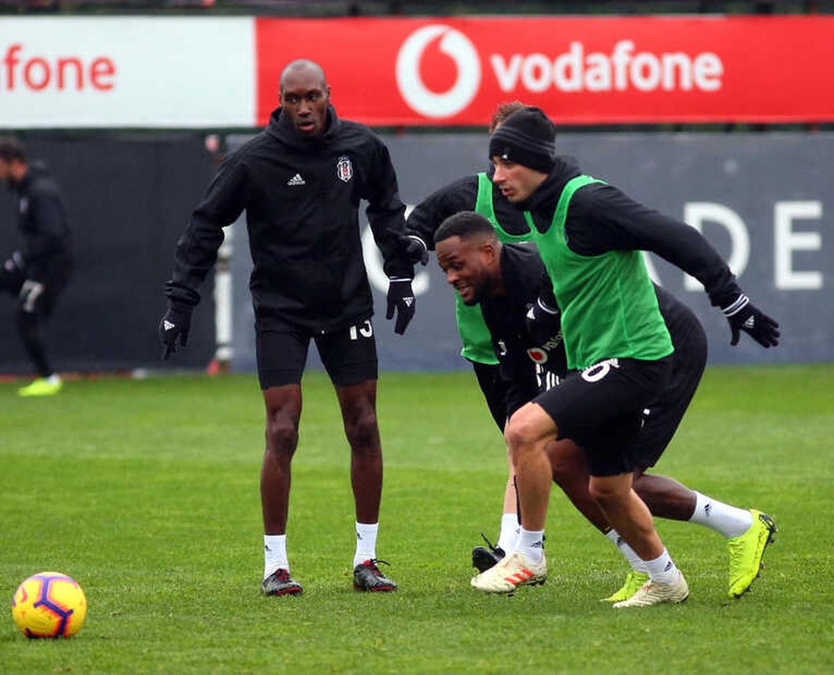 Beşiktaş Yağmur Altında Çalıştı