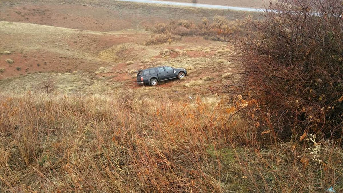 Erzincan\'da Kamyonet Şarampole Devrildi: 3 Yaralı