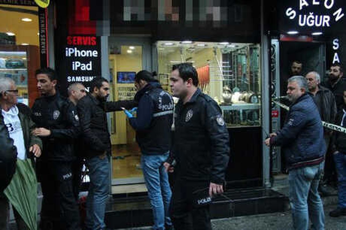 Fotoğraflar// Kağıthane\'de Kuyumcuyu Soyan Şüpheliyi Vatandaşlar Yakaladı
