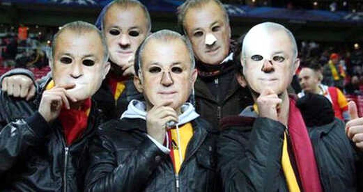 Galatasaraylı Taraftarlardan 10 Maç Ceza Alan Fatih Terim'e Maskeli Destek
