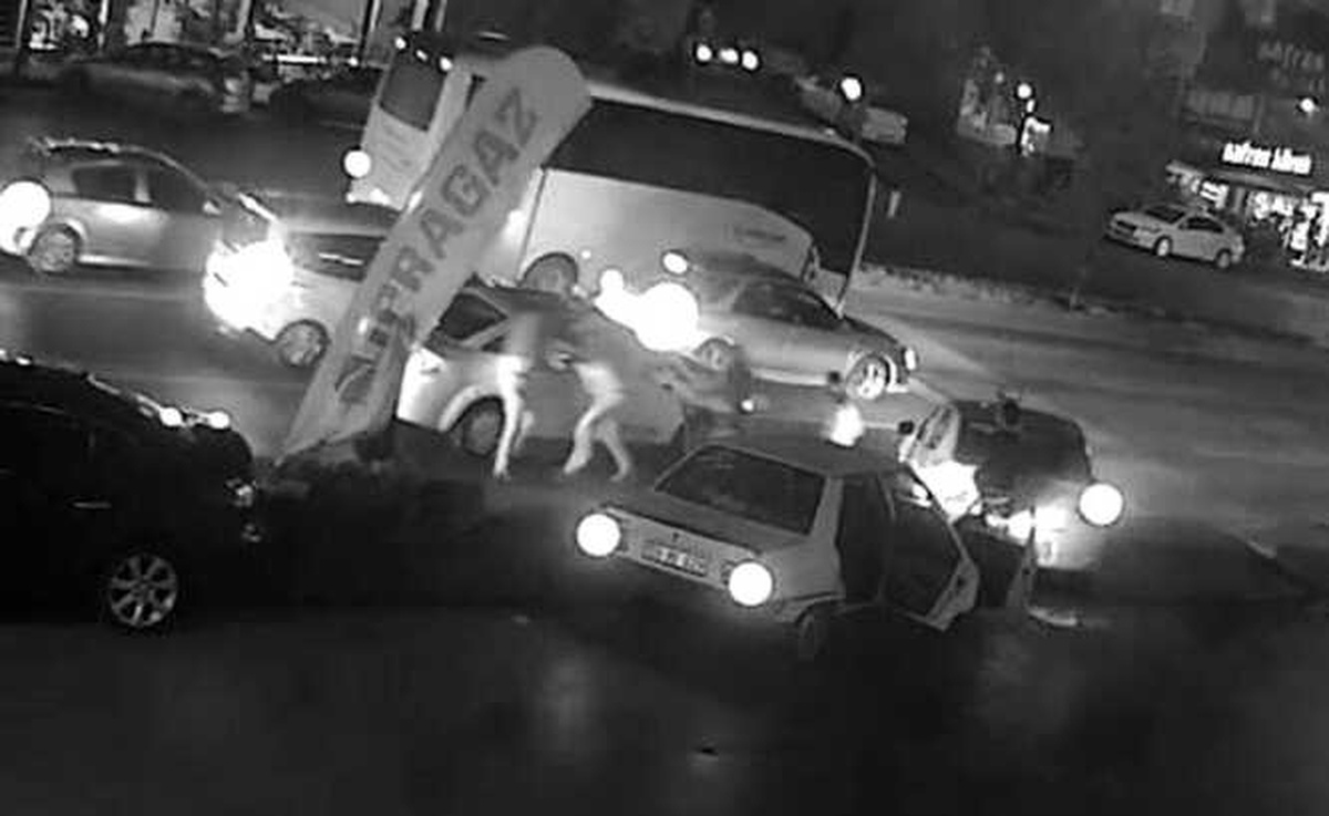 Gaziosmanpaşa\'da Taksiciye Tekme-tokat Saldırı Kamerada