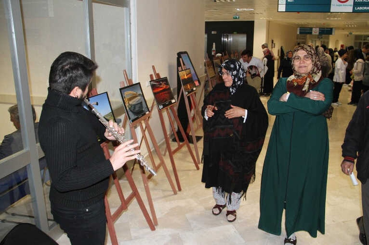Hastanede Müzik Dinletili Fotoğraf Sergisi