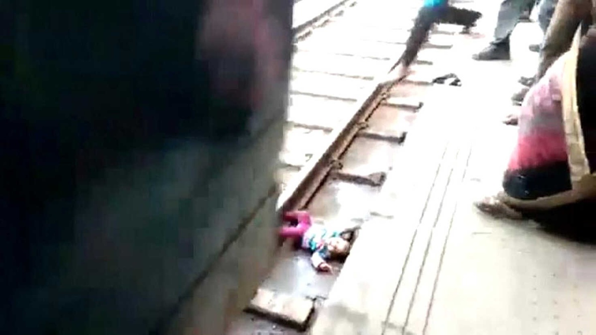 Hindistan\'da Üzerinden Tren Geçen Bebek Yara Almadan Kurtuldu