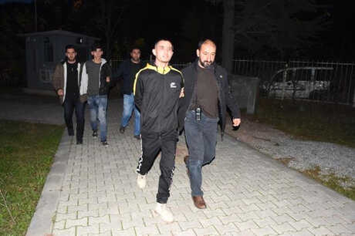Hırsızlık Şüphelileri, Markette Para Ödemeyince Yakalandı
