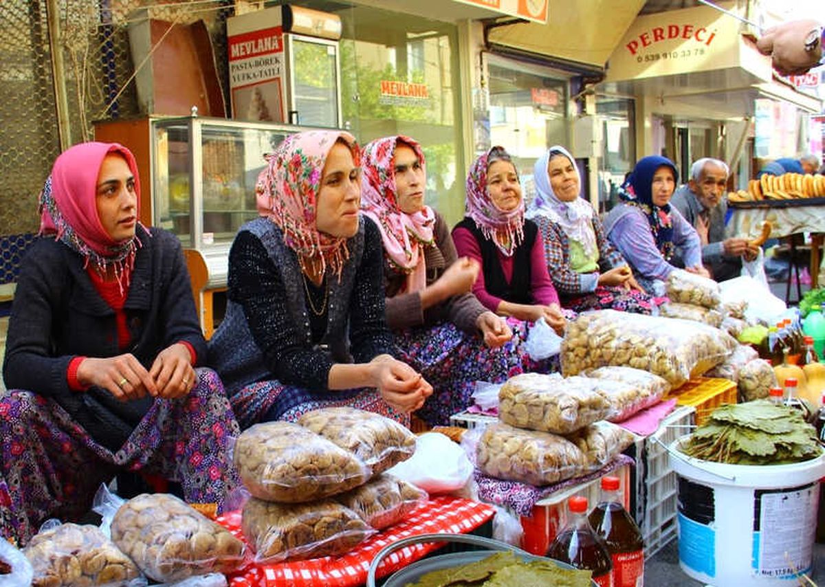 İncir Elde Kaldı, Köylü Kadınlar Pazara İndi
