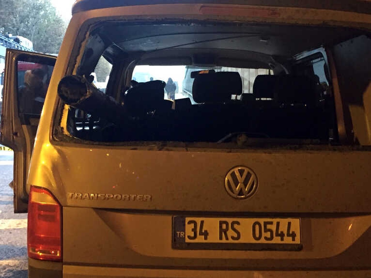 İstanbul\'da Korkunç Kaza: Araç Bariyerlere Saplandı