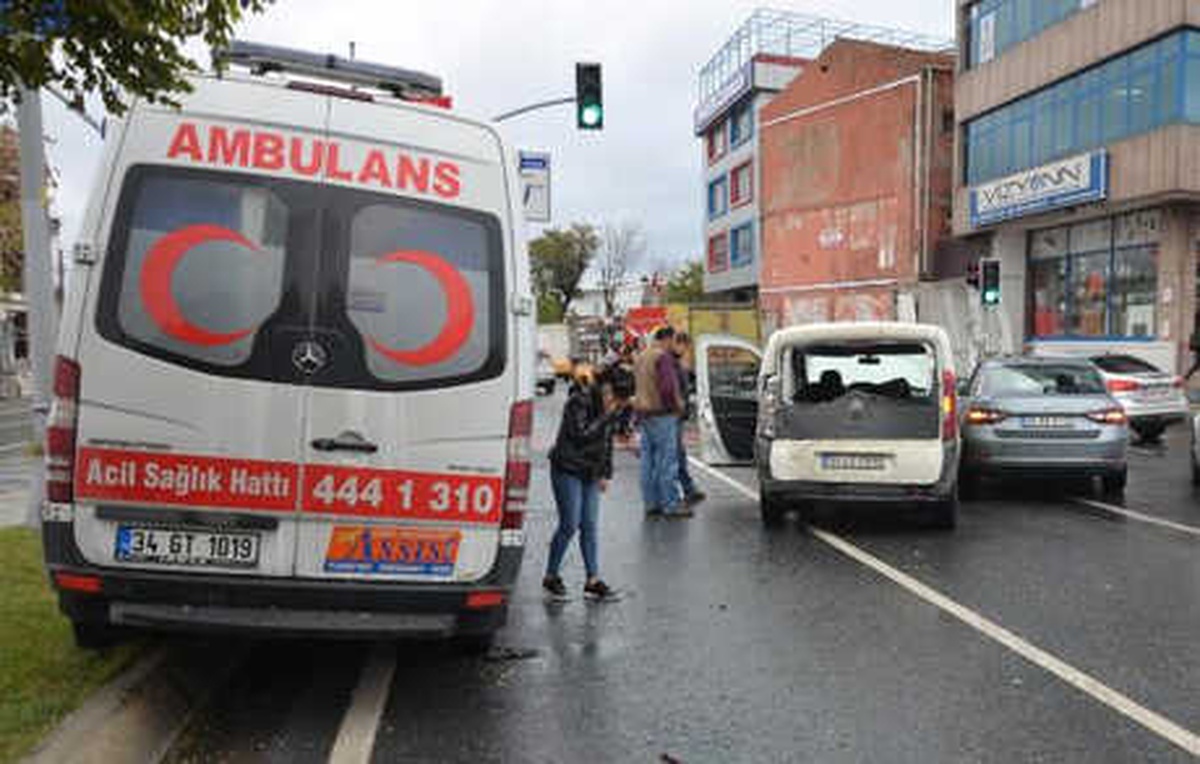Kavşakta Zincirleme Kaza; 1\'i Ambulans 3 Araç Çarpıştı