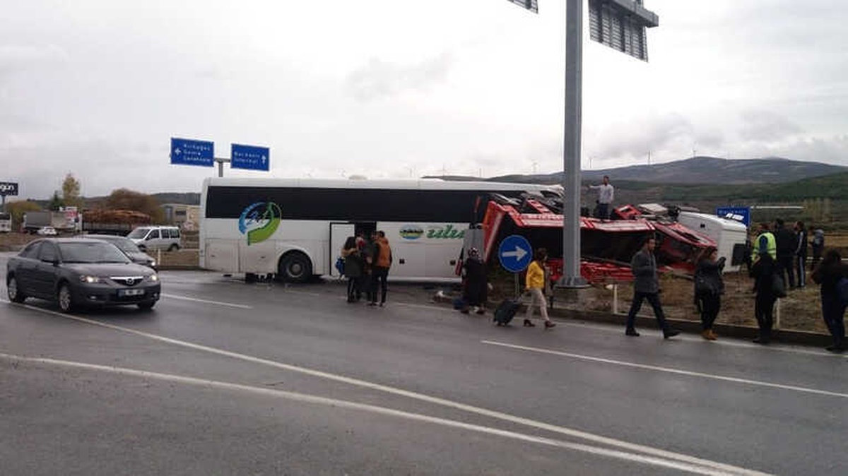 Kırkağaç\'ta Otobüs ile Vinç Yüklü Kamyon Çarpıştı: 17 Yaralı