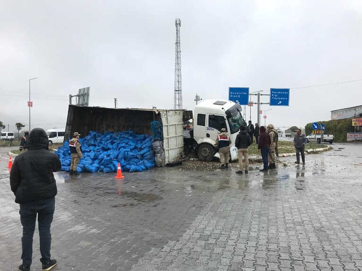 Kömür Yüklü Kamyon Devrildi: 1 Yaralı