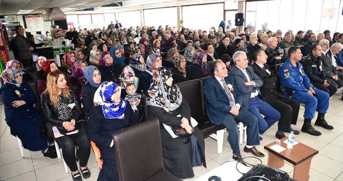 Lapseki\'de "Peygamberimiz ve Gençler" Konulu Konferans Verildi