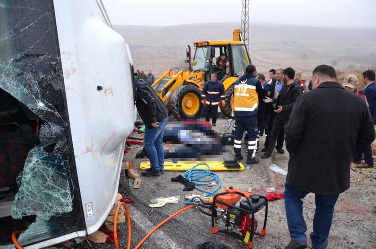 Malatya\'da Cenaze Taşıyan Midibüs Devrildi: 4 Ölü, 15 Yaralı