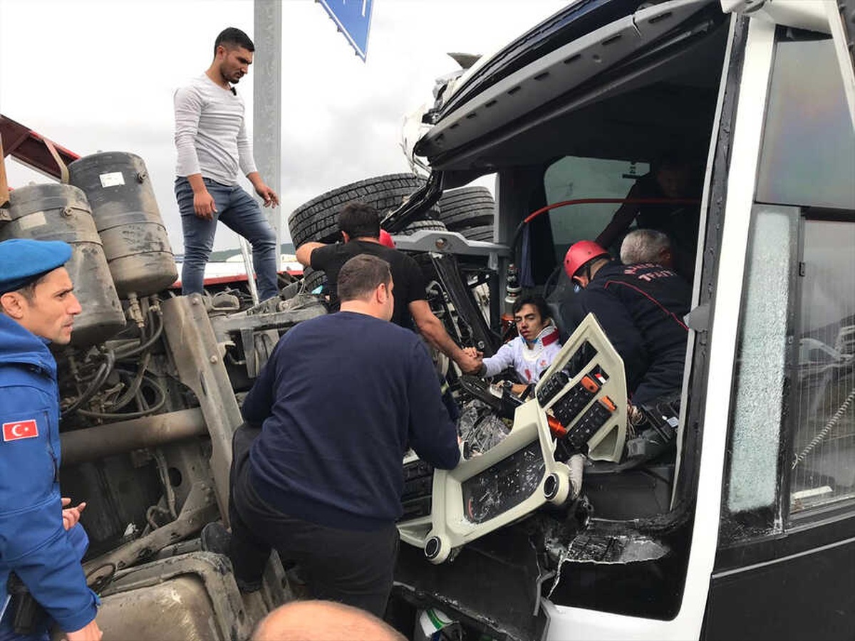 Manisa\'da Otobüs ile Kamyon Çarpıştı: 17 Yaralı