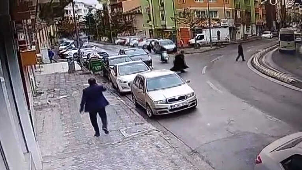 Motosiklet Çarpar İki Dikkatsiz Kadın Yere Serildi
