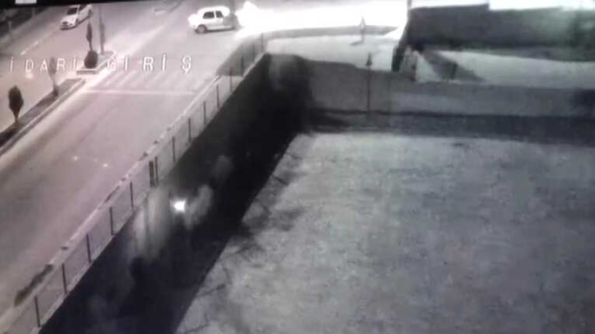 Motosiklet ile Otomobilin Çarpışma Anı Kameralara Yansıdı