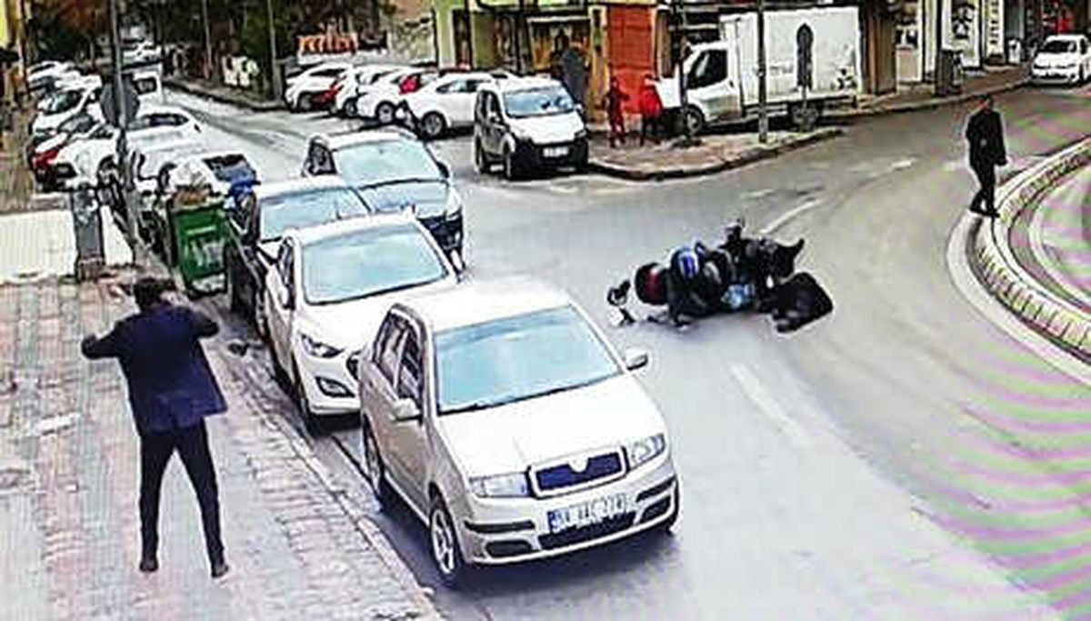 Motosikletin 2 Kadına Çarptığı Kaza Kamerada