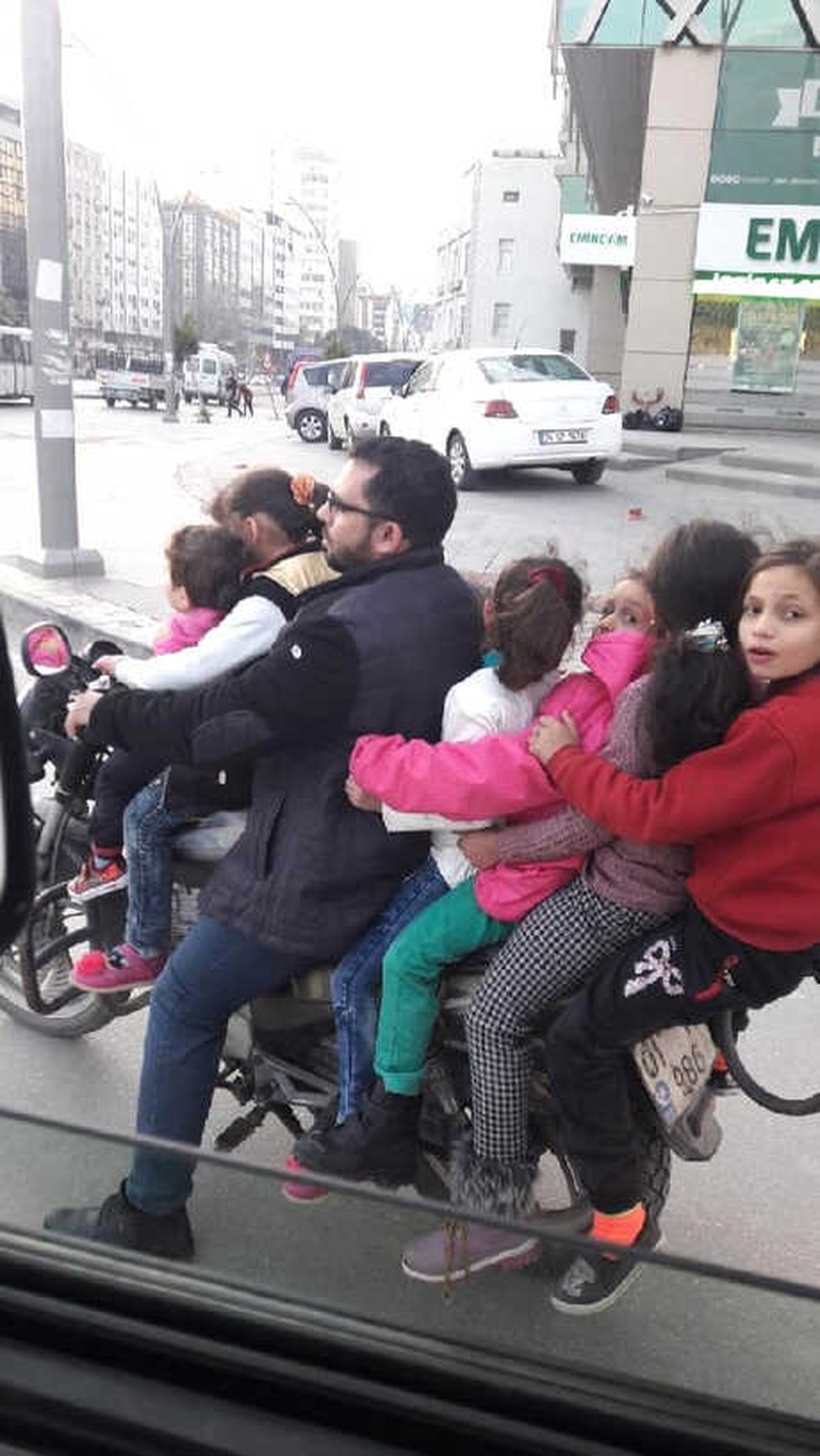 Motosiklette 6 Çocukla Yolculuk